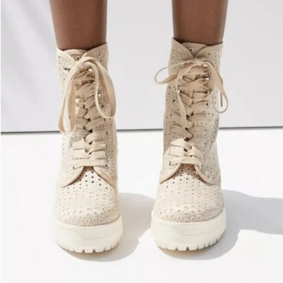 Urban Outfitters Mya Eyelet Beige-Cream Platform Chunky Heel, Size 8 - Picture 2 of 8